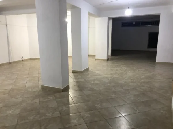 Tirane, jepet me qera magazine Kati -1, 130 m² 500 € (rruga naim frasheri)