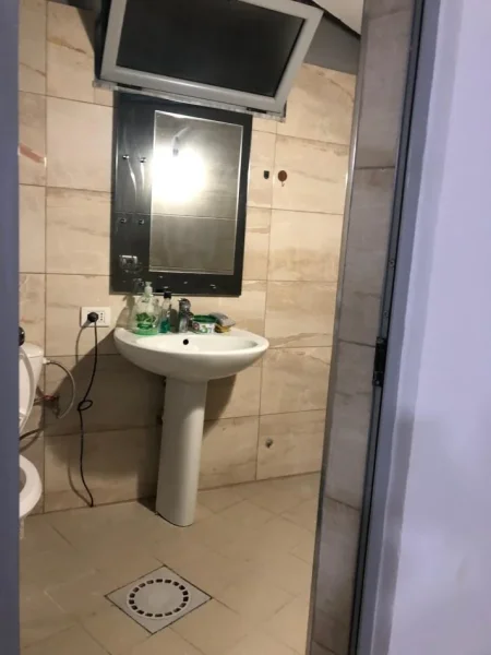 Tirane, jepet me qera magazine Kati -1, 130 m² 500 € (rruga naim frasheri)