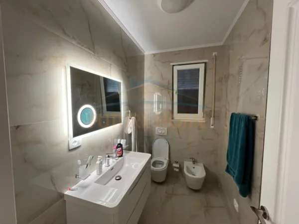 Gjiri Lalezit | Hamallaj, jepet me qera Vile 3+1+Aneks+Ballkon Kati 0, 500 m² 3.200 € (gjiri i lalezit)