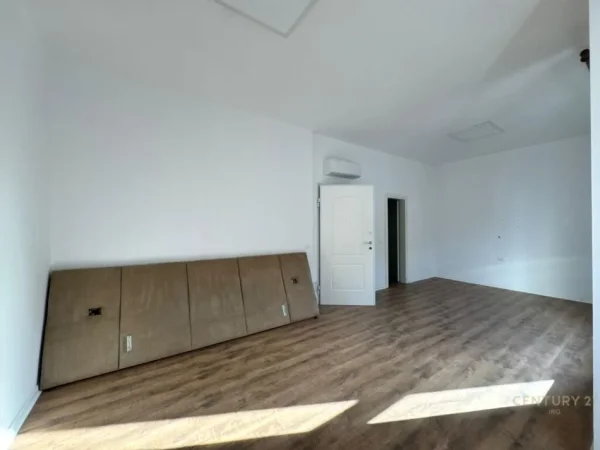 Tirane, jepet me qera zyre Kati 2, 35 m² 650 € (Rruga e Elbasanit)