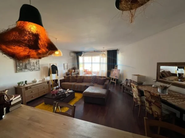 Tirane, shitet apartament 2+1+Ballkon Kati 2, 116 m² 180.000 € (KOPSHTI BOTANIK)