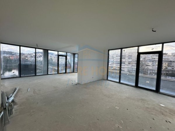 Tirane, shitet apartament 3+1+Ballkon Kati 5, 204 m² 614.100 € (LIQENI I TIRANES)