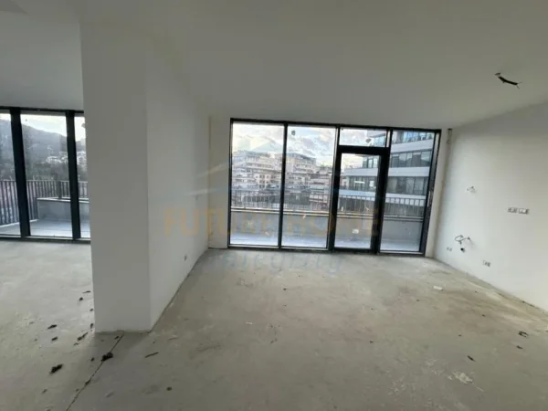 Tirane, shitet apartament 3+1+Ballkon Kati 5, 204 m² 614.100 € (LIQENI I TIRANES)