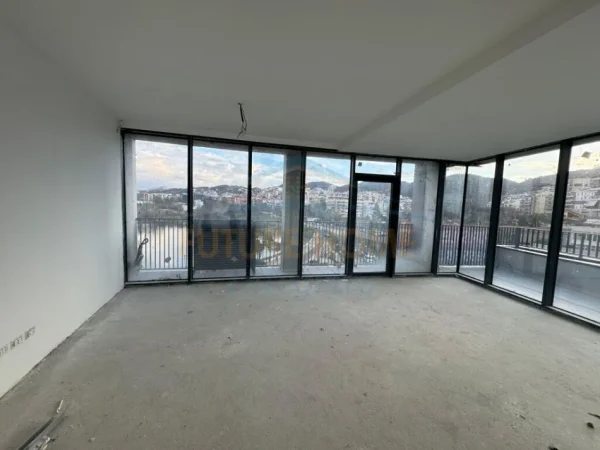 Tirane, shitet apartament 3+1+Ballkon Kati 5, 204 m² 614.100 € (LIQENI I TIRANES)