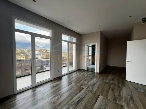 Tirane, jepet me qera ambjent biznesi , 750 m² 5.000 € (Sauk Tirane)