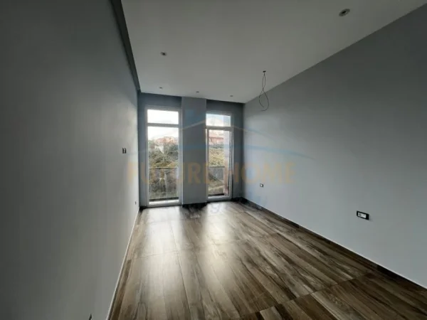 Tirane, jepet me qera ambjent biznesi , 750 m² 5.000 € (Sauk Tirane)