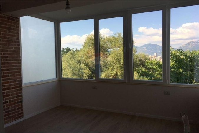 Tirane, jepet me qera 2+1+2 +Ballkon Kati 3, 110 m² 450 € (Kopshti Botanik)