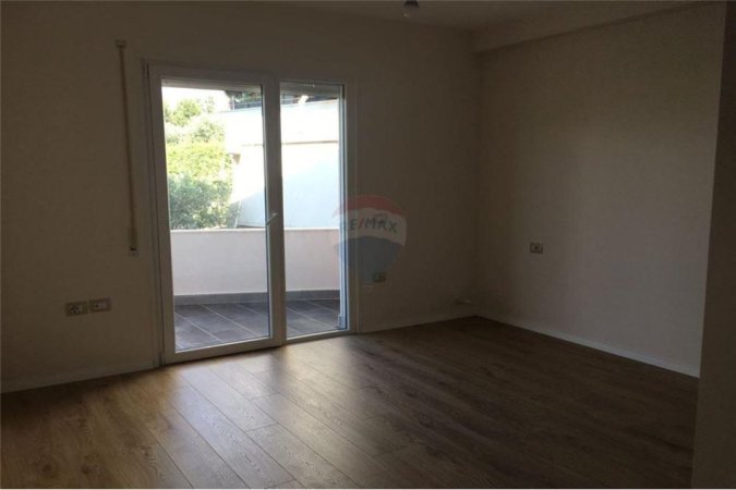 Tirane, jepet me qera 2+1+2 +Ballkon Kati 3, 110 m² 450 € (Kopshti Botanik)