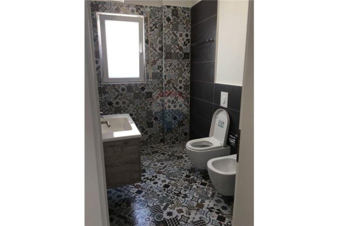Tirane, jepet me qera 2+1+2 +Ballkon Kati 3, 110 m² 450 € (Kopshti Botanik)
