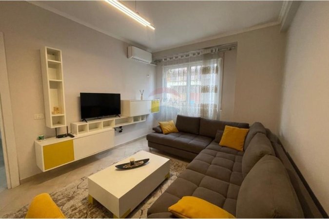 Tirane, jepet me qera apartament 2+1+Ballkon Kati 3, 89 m² 700 € 