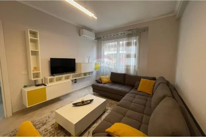 Tirane, jepet me qera apartament 2+1+Ballkon Kati 3, 89 m² 700 € 