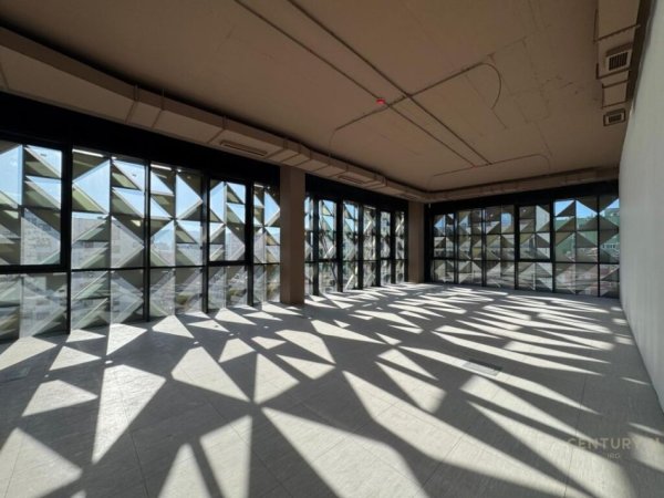 Tirane, jepet me qera ambjent biznesi Kati 5, 150 m² 3.000 € (Rainbow Center, ish-BLLOKU)