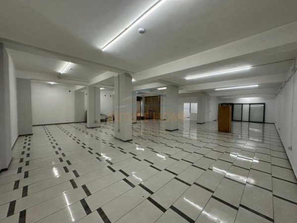 Tirane, jepet me qera dyqan Kati -1, 328 m² 1.300 € (Unaza e Re)