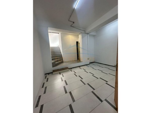 Tirane, jepet me qera dyqan Kati -1, 328 m² 1.300 € (Unaza e Re)