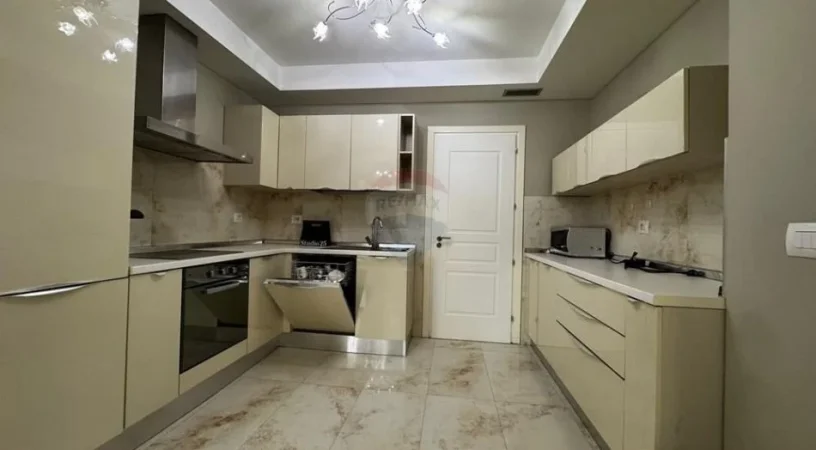 Tirane, jepet me qera apartament 3+1 Kati 5, 220 m² 2.200 € (Rruga e Elbasanit)