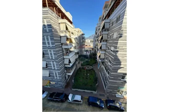Tirane, jepet me qera apartament 2+1+Ballkon Kati 4, 100 m² 600 € (QIRA APARTAMENT 2+1 NE XHAMLLIK!)