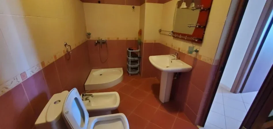 Tirane, jepet me qera apartament 2+1+Ballkon Kati 9, 110 m² 450 € (astir)