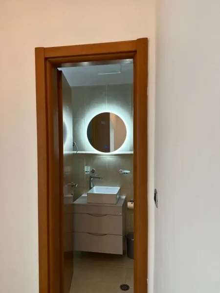 Tirane, jepet me qera zyre Kati 2, 100 m² 950 € (bllok)