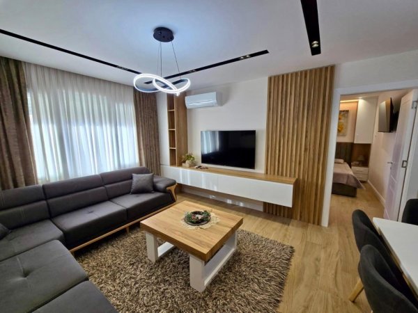 Tirane, jepet me qera apartament 1+1+Ballkon Kati 1, 68 m² 600 € (Rruga Xhebrahimet)