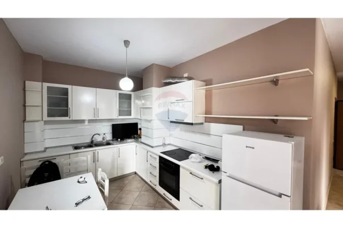 jepet me qera apartament 3+1 , 120 m² 800 € (Stacioni i Trenit)