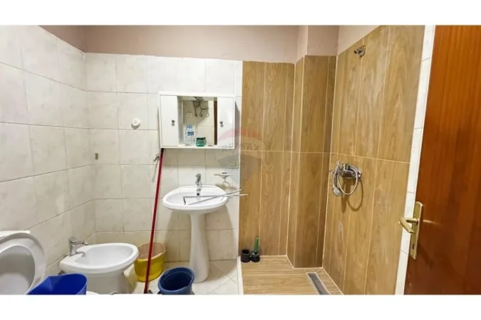 jepet me qera apartament 3+1 , 120 m² 800 € (Stacioni i Trenit)