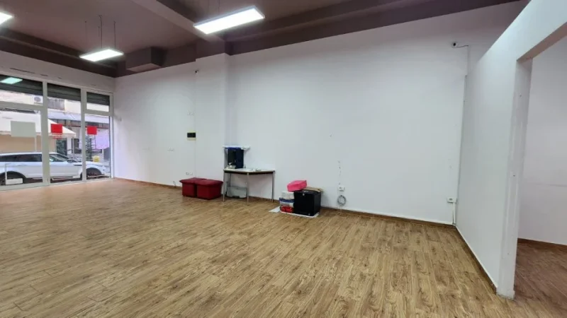 Tirane, jepet me qera dyqan Kati 0, 105 m² 850 € (Shefqet Musaraj)