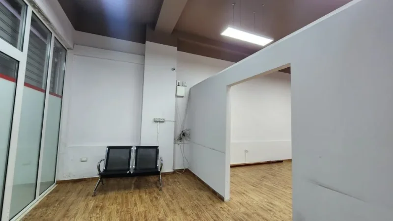 Tirane, jepet me qera dyqan Kati 0, 105 m² 850 € (Shefqet Musaraj)