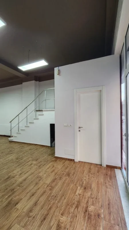 Tirane, jepet me qera dyqan Kati 0, 105 m² 850 € (Shefqet Musaraj)