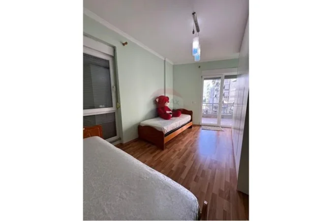 Tirane, jepet me qera apartament 2+1 Kati 4, 100 m² 600 € (QIRA APARTAMENT 2+1 NE XHAMLLIK!)
