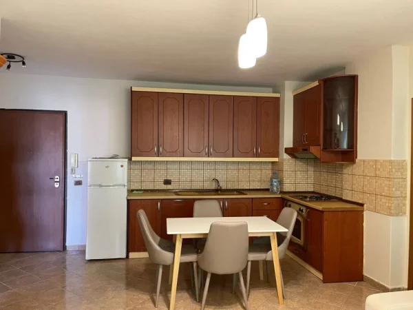 Tirane, jepet me qera apartament 1+1 Kati 7, 550 € (21 Dhjetori, pranë Supermarket Joena.)