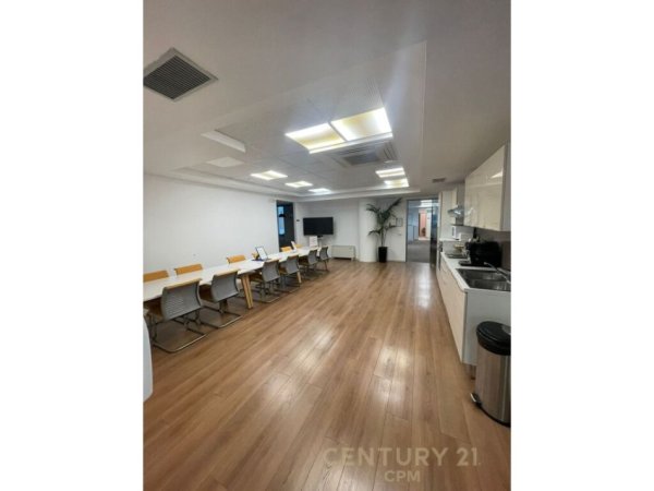 Tirane, jap me qera zyre , 658 m² 13.160 € (Rruga e Elbasanit, ETC)