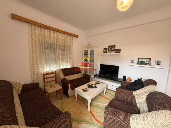 Vlore, jepet me qera shtepi 3+1 Kati 1, 150 m² 400 € (Rruga Demokracia)