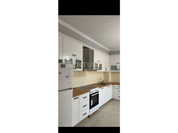 Tirane, jap me qera apartament 2+1+2 , 96 m² 750 € (Komuna e Parisit)