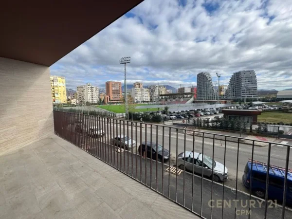 Tirane, jap me qera zyre , 157 m² 2.000 € (Komuna e Parisit)