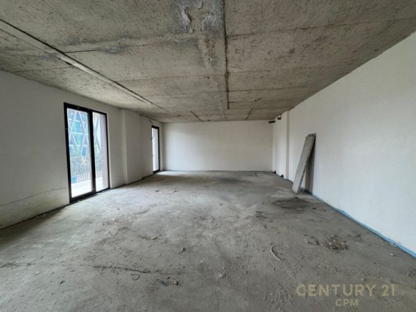 Tirane, jap me qera zyre , 157 m² 2.000 € (Komuna e Parisit)