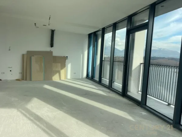 Tirane, shes apartament 3+1+2+ 2 Poste Parkimi+VERANDE , 200 m² 740.000 € (Liqeni i Tiranës)