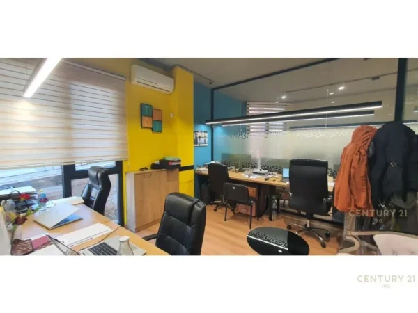 Tirane, jap me qera ambjent biznesi , 200 m² 3.000 € (Kopshti Botanik Zoologjik)