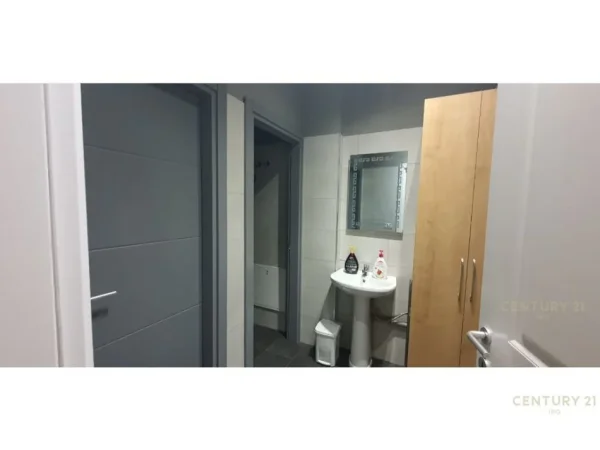 Tirane, jap me qera ambjent biznesi , 200 m² 3.000 € (Kopshti Botanik Zoologjik)