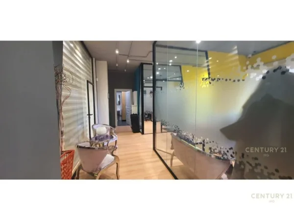 Tirane, jap me qera ambjent biznesi , 200 m² 3.000 € (Kopshti Botanik Zoologjik)