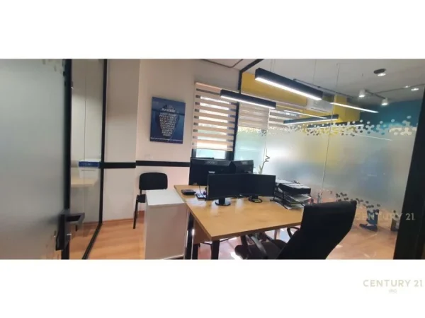 Tirane, jap me qera ambjent biznesi , 200 m² 3.000 € (Kopshti Botanik Zoologjik)