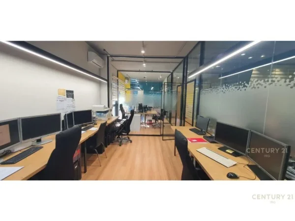 Tirane, jap me qera ambjent biznesi , 200 m² 3.000 € (Kopshti Botanik Zoologjik)