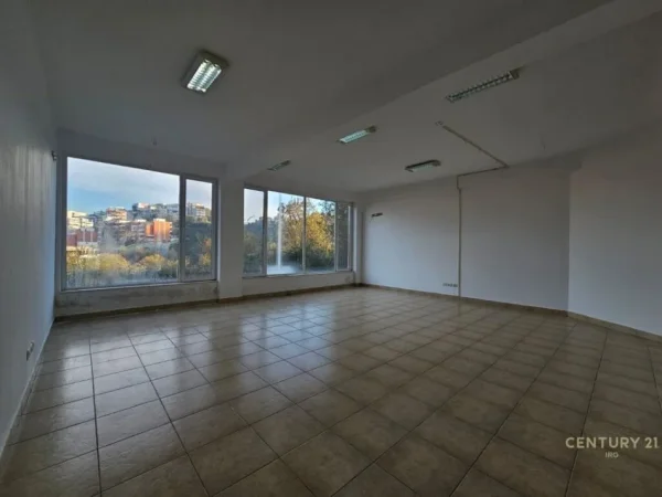 Tirane, jap me qera ambjent biznesi , 650 m² 7.800 € (Kodra e Diellit)