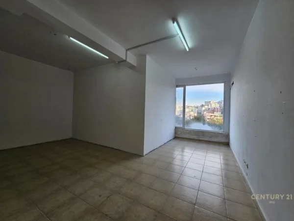 Tirane, jap me qera ambjent biznesi , 650 m² 7.800 € (Kodra e Diellit)