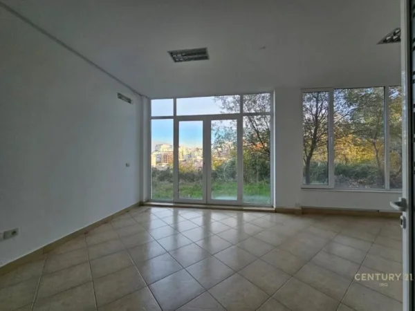 Tirane, jap me qera ambjent biznesi , 650 m² 7.800 € (Kodra e Diellit)