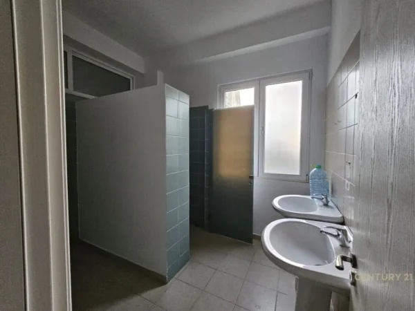 Tirane, jap me qera ambjent biznesi , 650 m² 7.800 € (Kodra e Diellit)