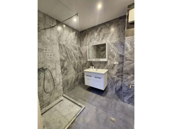 Tirane, jap me qera apartament 3+1+2 , 143 m² 900 € (Kopshti Botanik Zoologjik)