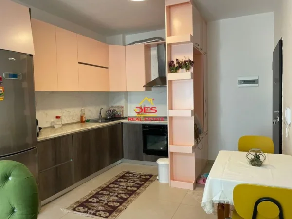 Vlore, jepet me qera apartament 2+1+Ballkon Kati 2, 84 m² 650 € (Rruga Murat Tërbaçi)