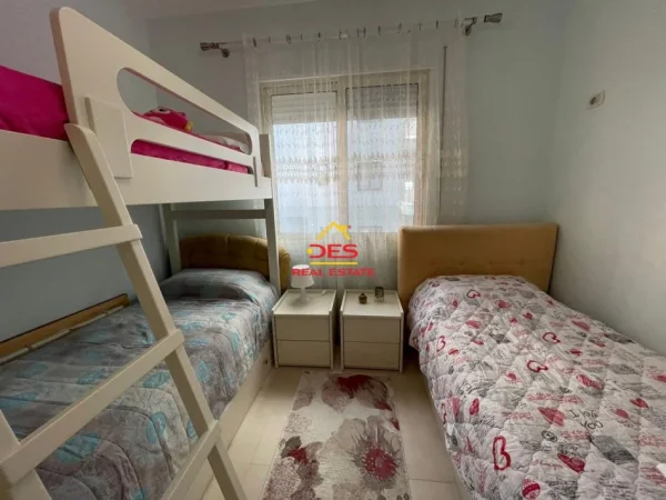 Vlore, jepet me qera apartament 2+1+Ballkon Kati 2, 84 m² 650 € (Rruga Murat Tërbaçi)