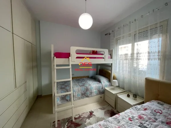 Vlore, jepet me qera apartament 2+1+Ballkon Kati 2, 84 m² 650 € (Rruga Murat Tërbaçi)
