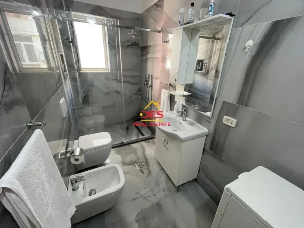 Vlore, jepet me qera apartament 2+1+Ballkon Kati 2, 84 m² 650 € (Rruga Murat Tërbaçi)